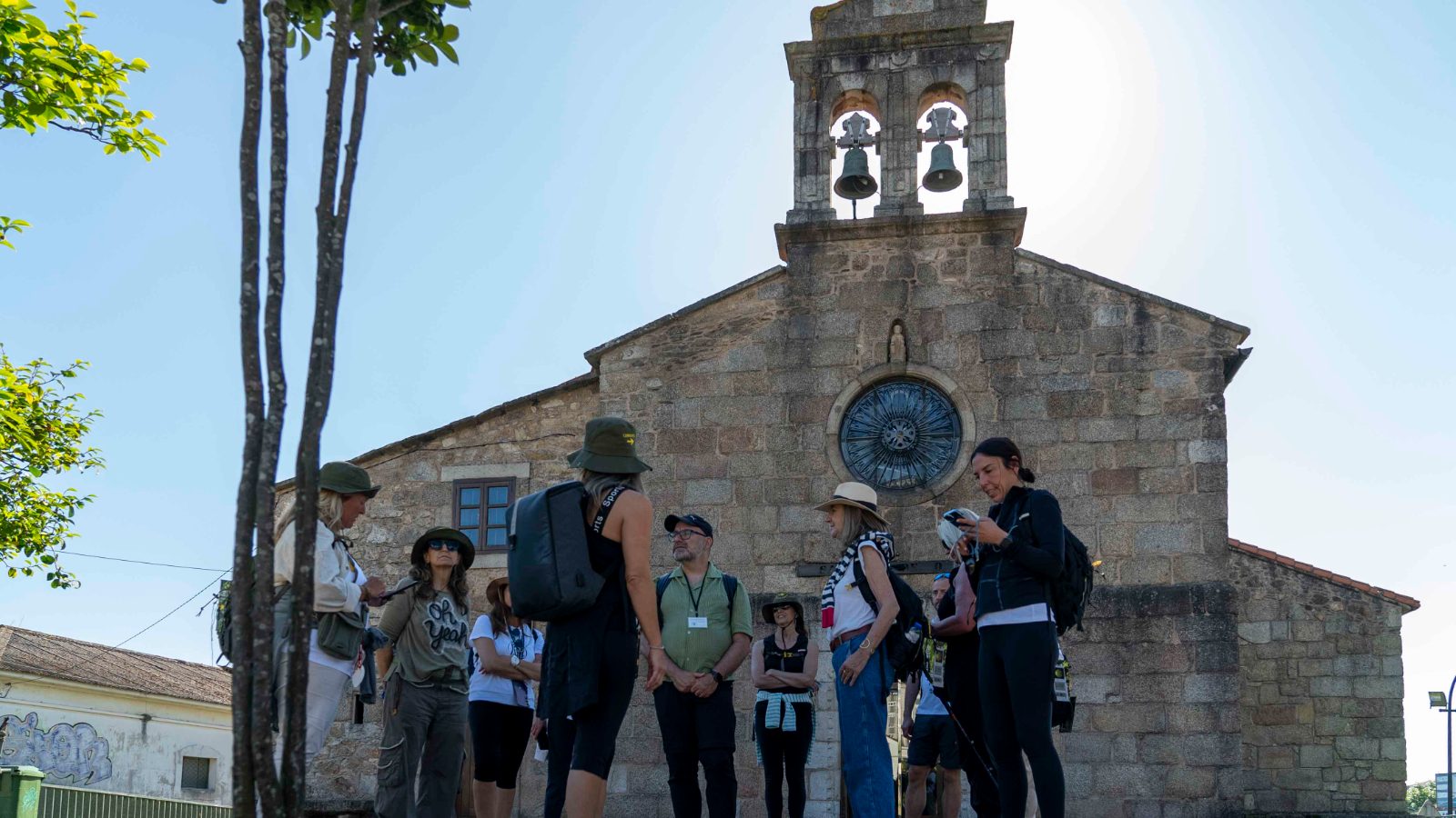 Grupo frente a iglesia parroquial gallega